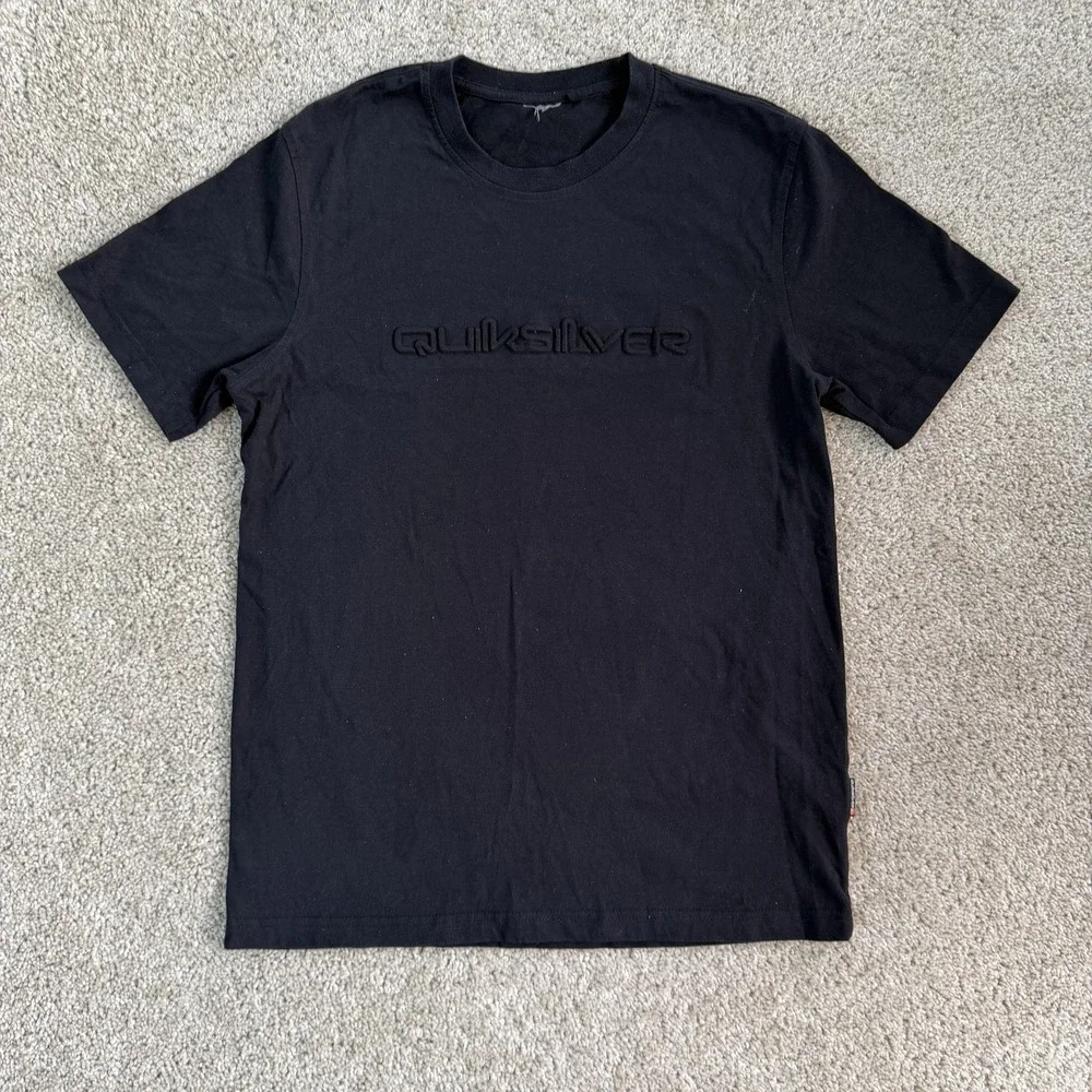 Quiksilver Shirt Mens Medium Black Graphic Embossed Logo Surf Tee T-Shirt Casual